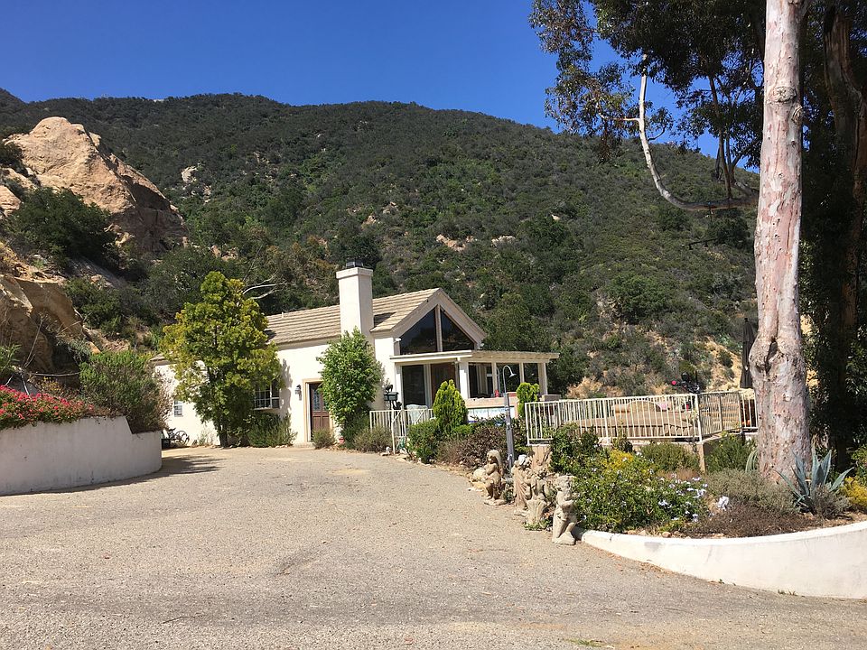 Entrance area w/ parking 