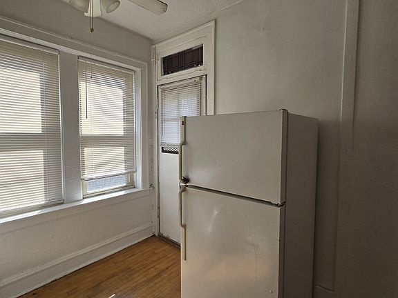 3rd image of 2849 W Berteau Ave #1