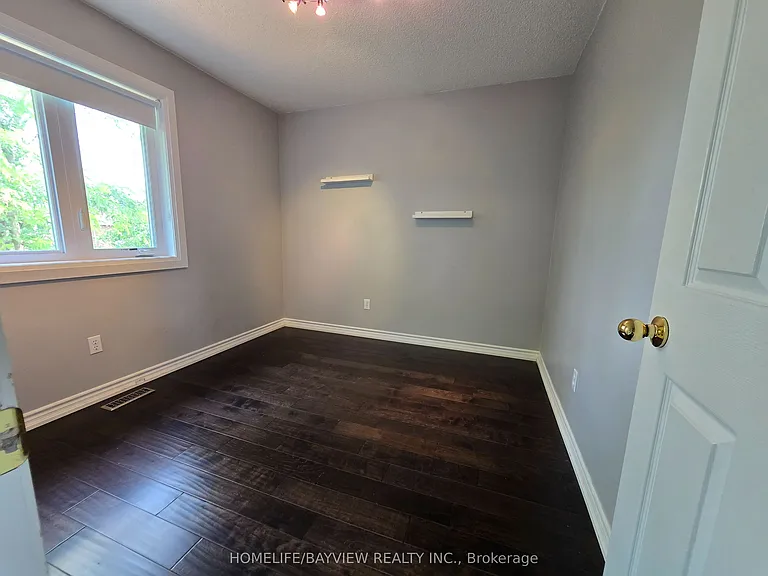 176 Humberland Dr — Photo 3