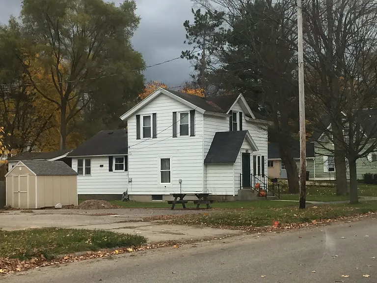 415 Hutchinson St — Photo 3