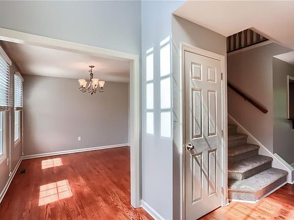 3rd image of 627 Quincy Ln
