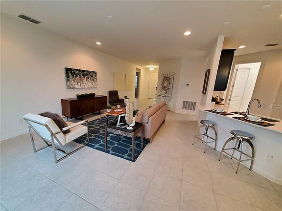 5th image of 818 Lady Bird Ln