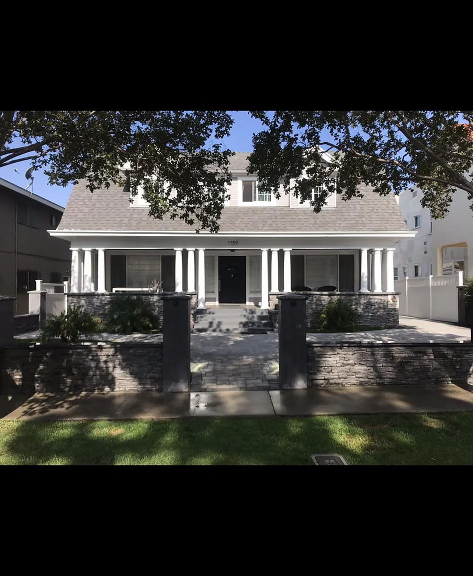 1761 N Kenmore Ave — Photo 1