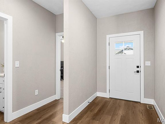 3rd image of 725 Connor Cir