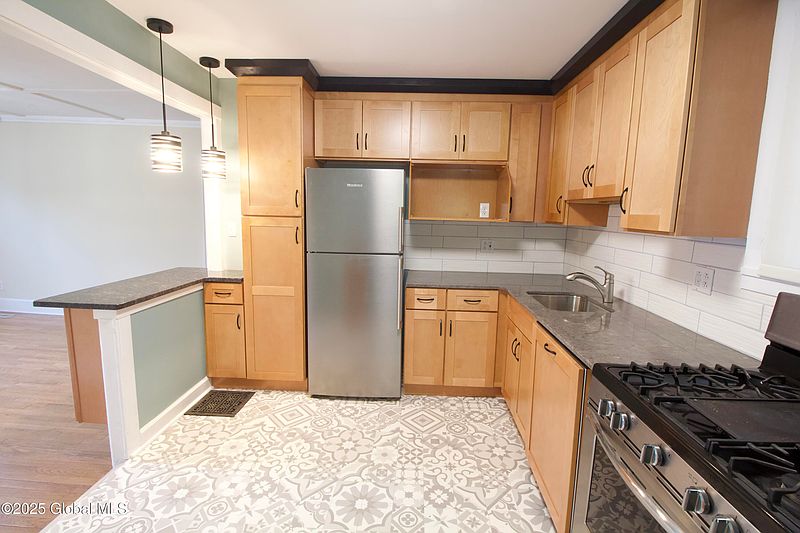 5th image of 67 Van Dam Street