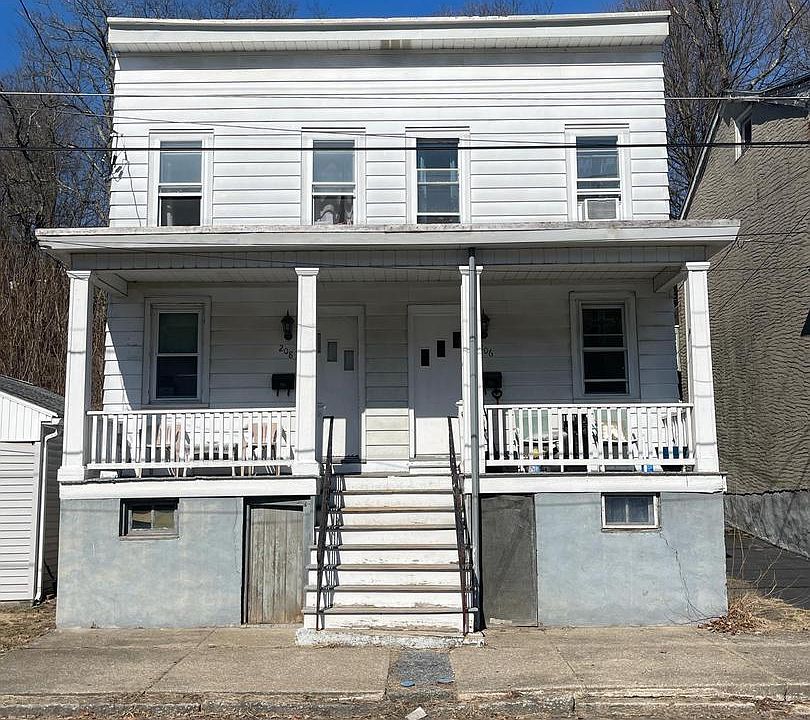 1st image of 208 W Railroad St