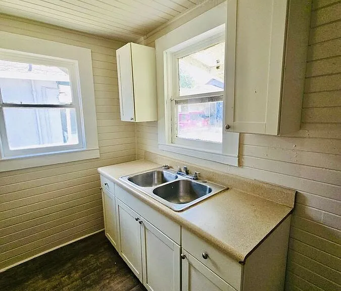 1135 Polk St W — Photo 11