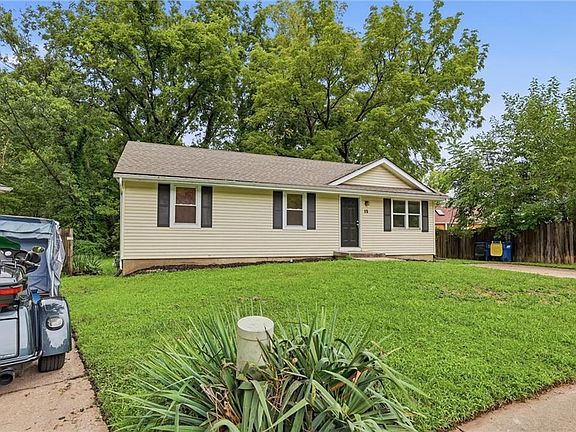 3rd image of 15 Brooks Ct
