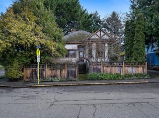 2127 Chambers St, Victoria, BC V8T3L1