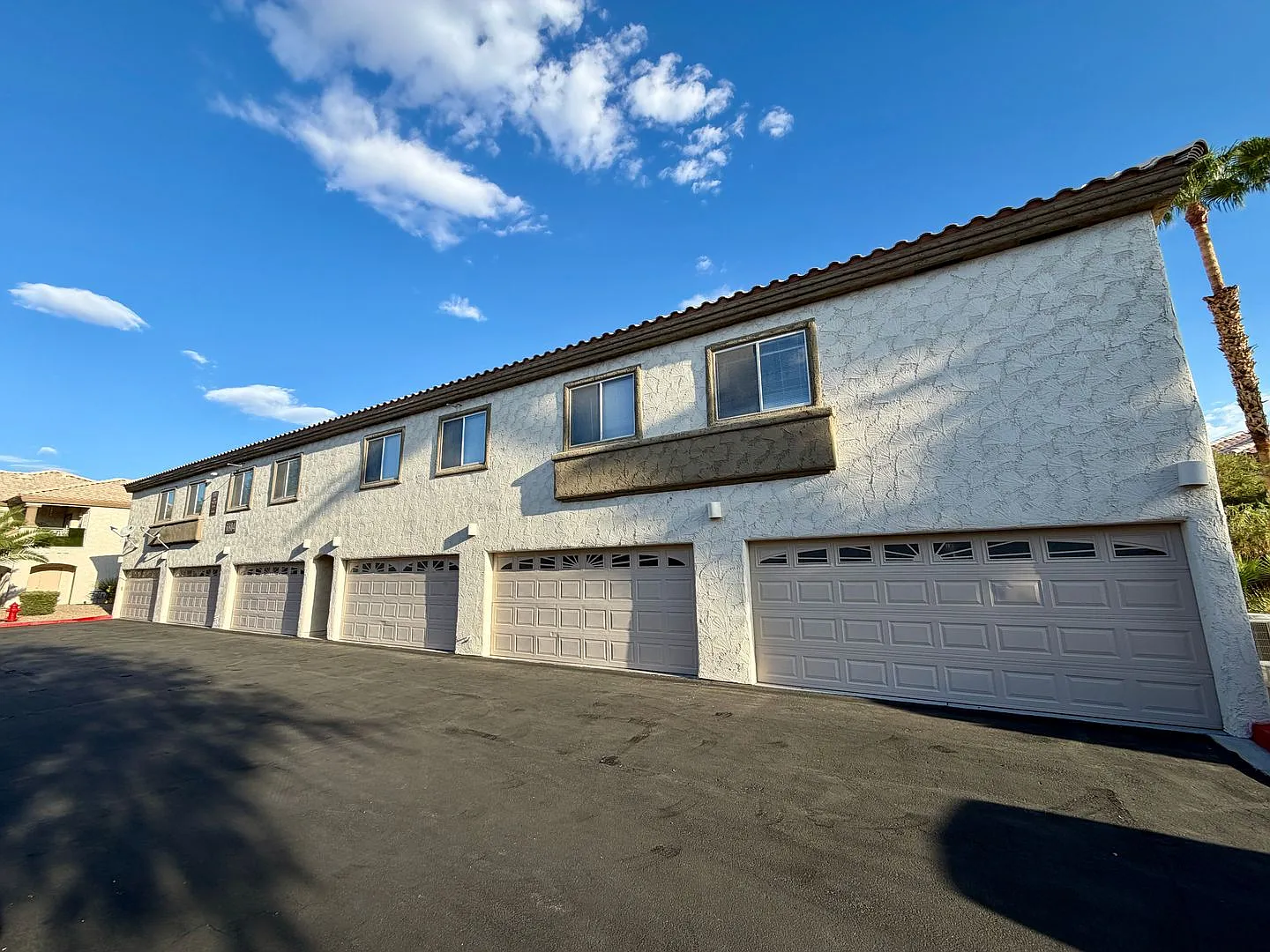 3 bedroom condo with 2 car garage — Photo 2
