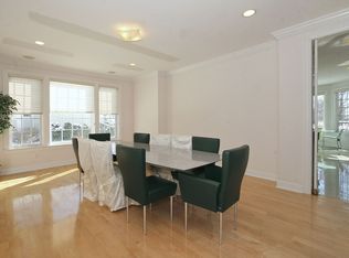 3 Evergreen Cir, Manhasset, NY 11030