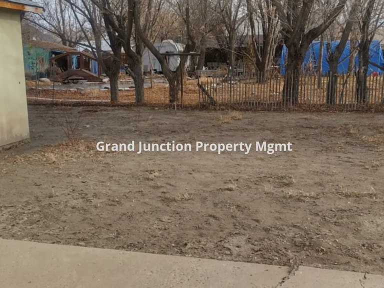 522 Compton St — Photo 16