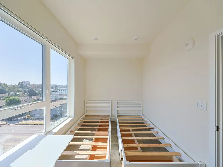 1317 W Jefferson Blvd — Photo 8