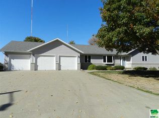 1915 3rd Ave SE, Sioux Center, IA 51250