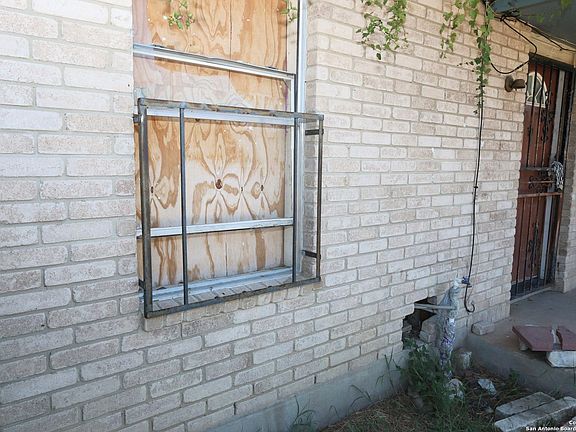 3rd image of 118 SURRELS AVE