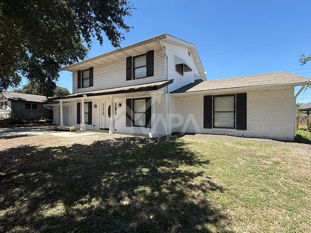 5 bed, 2.5 bath, 2134 sqft, $3,000 — Photo 2