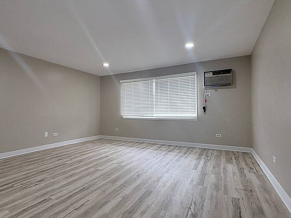 3rd image of 2460 Leslie Ln