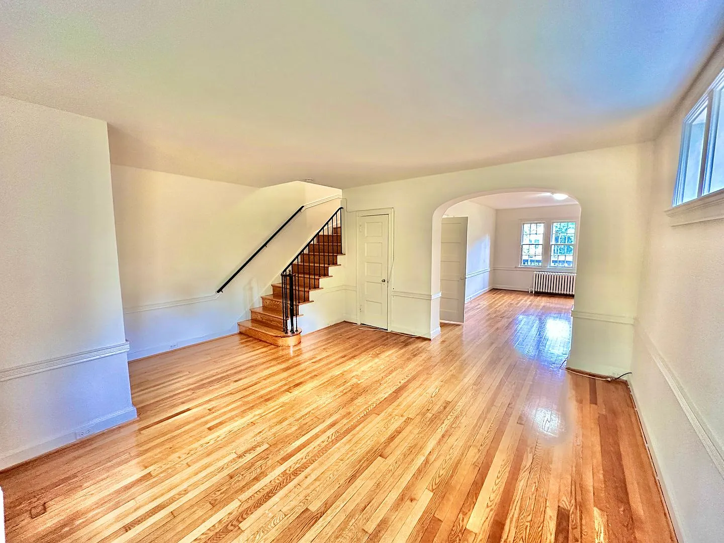 Spacious 6 bedroom 3.5 bath Tudor Townhouse w/Deck close to Georgetown University & Hospital — Photo 3