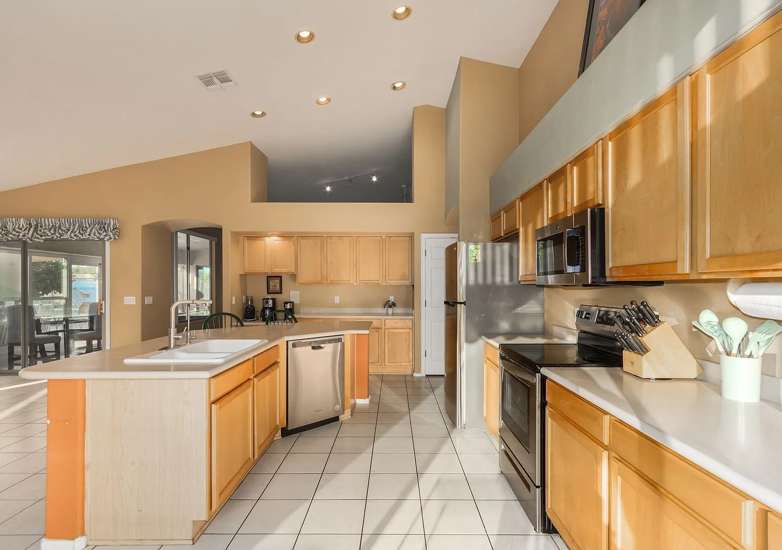 Spectacular 5 Bdrm Home, Offers Solar Electric! — Photo 1