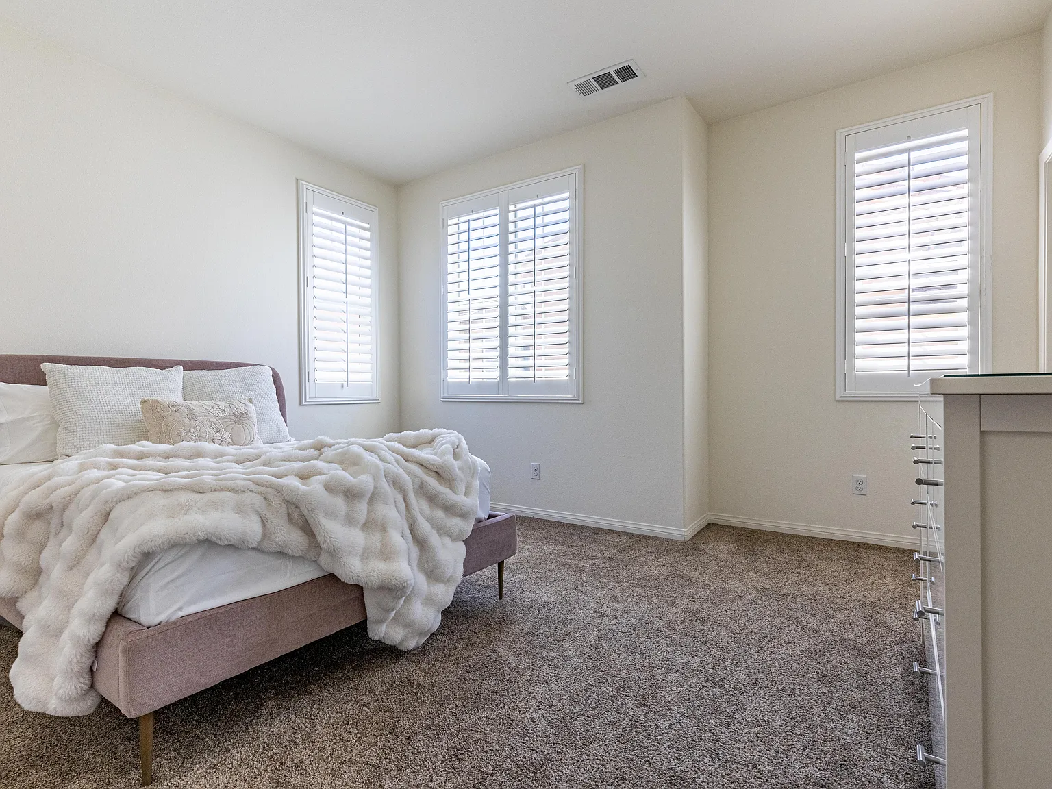 3 bed, 1818 sqft, $4,400 — Photo 4