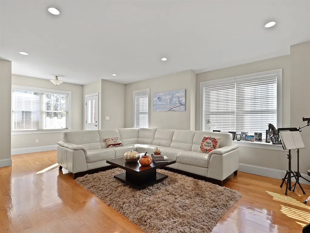 4 bed, 3.5 bath, 2854 sqft, $5,700 — Photo 3