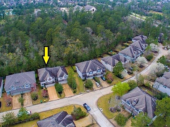 This townhouse backs to a greenbelt and offers lots of privacy!