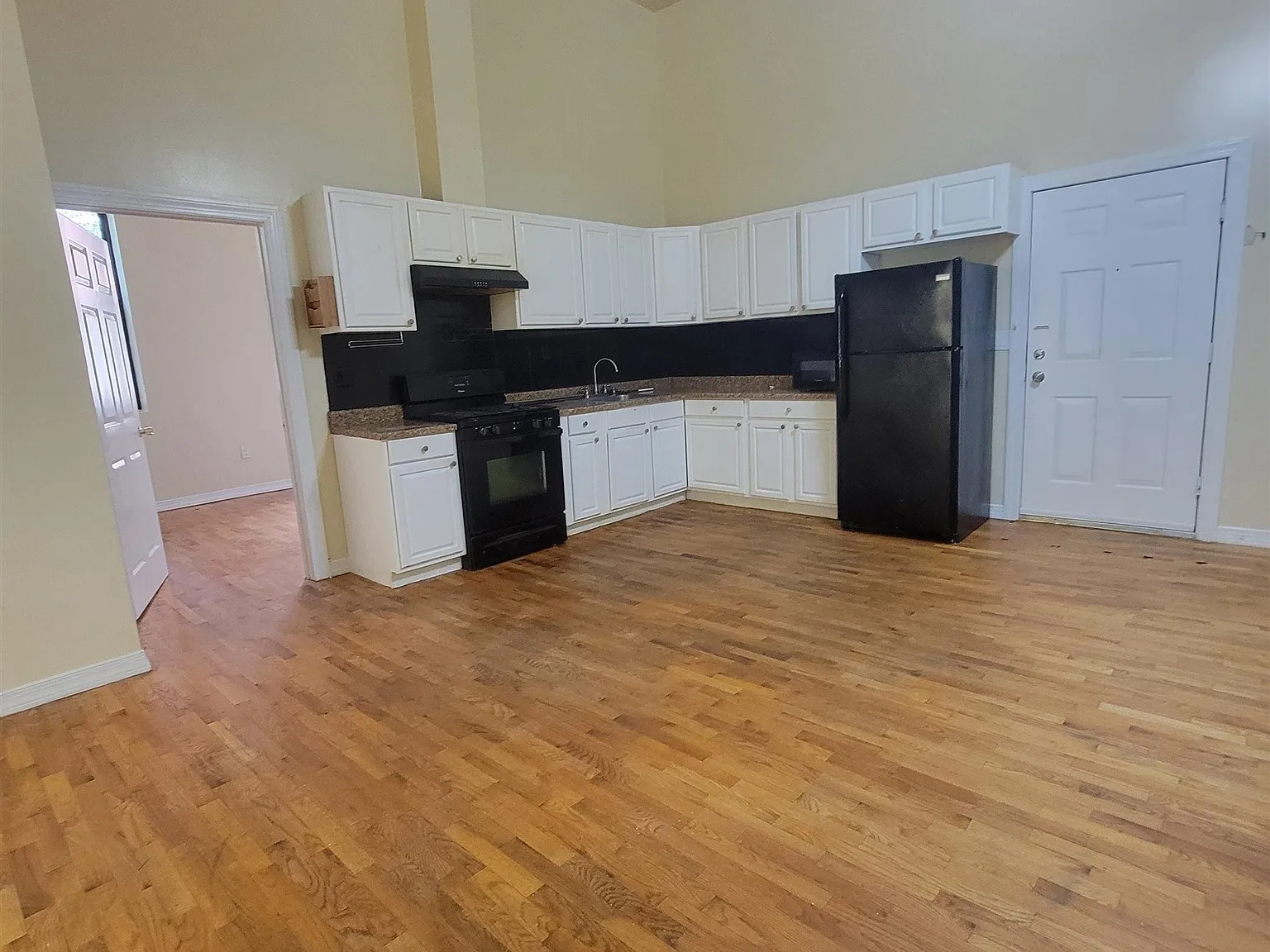 3 bed, 1.0 bath, $3,000 — Photo 4