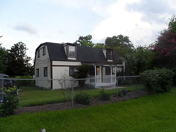 Nice landscaping and lots of privacy.