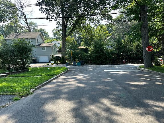 5th image of 27 Center Dr