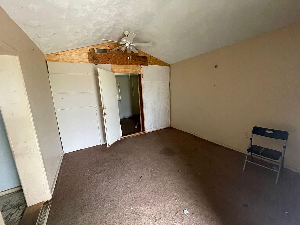 2nd image of 1906 S Holly St