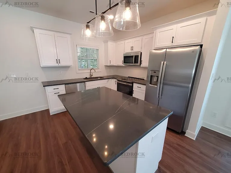 617 Wellingburg Rd SE — Photo 4