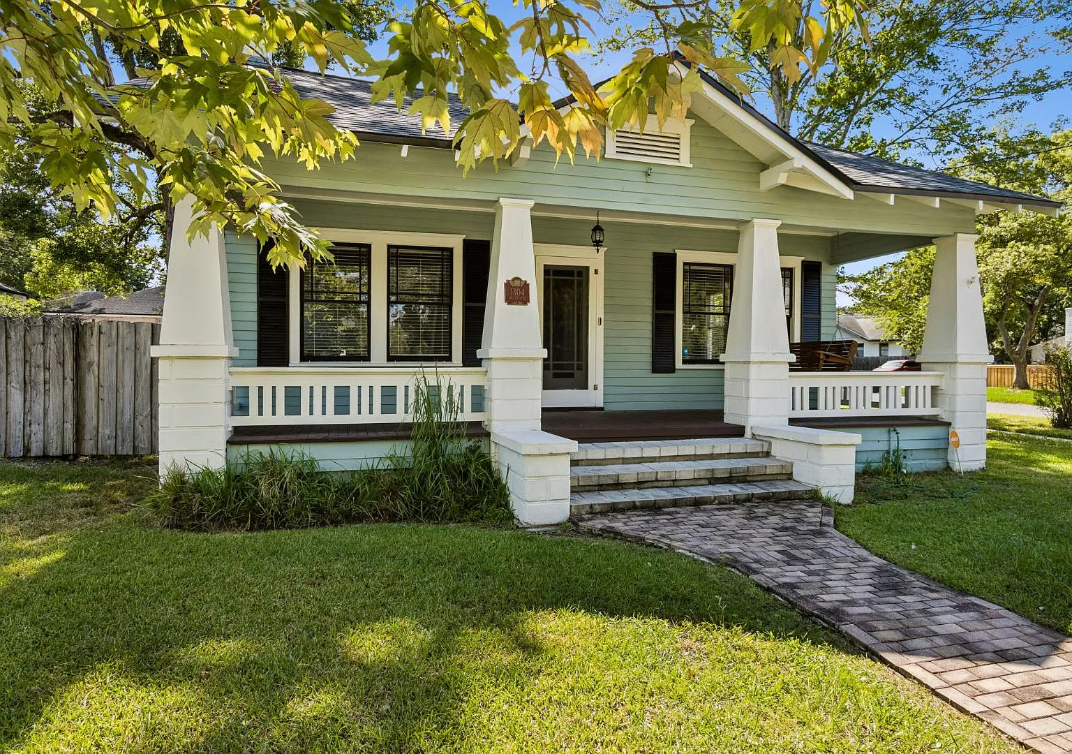 1304 Belvedere Ave — Photo 2
