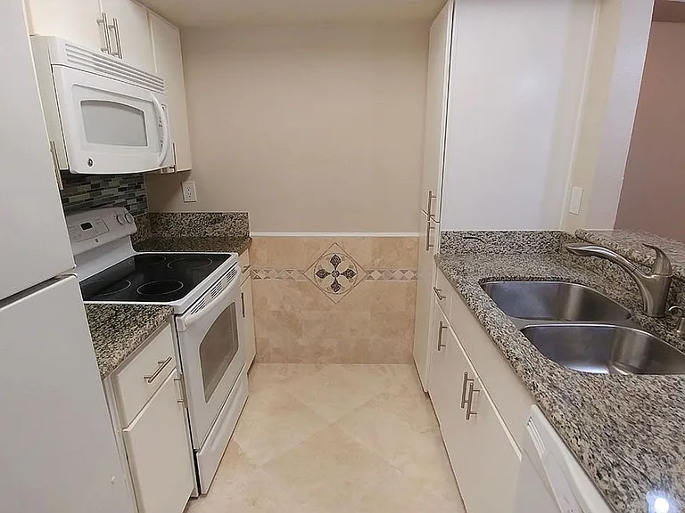 Villa De Adel Apts — Photo 181