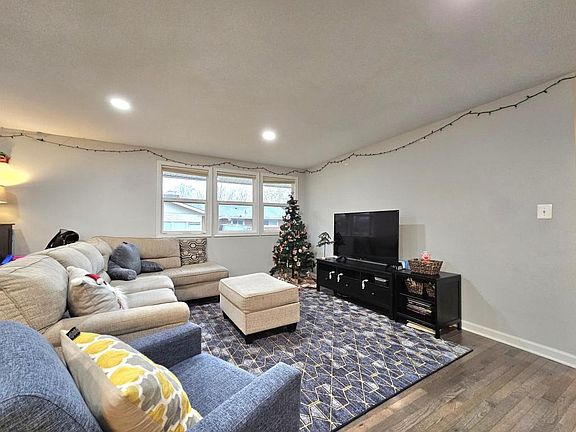 3rd image of 10117 Farmington Dr