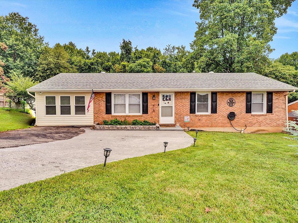 1st image of 416 Crofton Dr