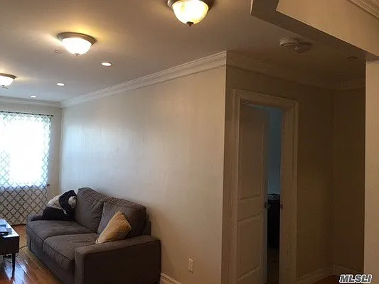 Sold by Winzone Realty Inc | media 10