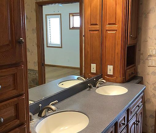 Master bed restroom.