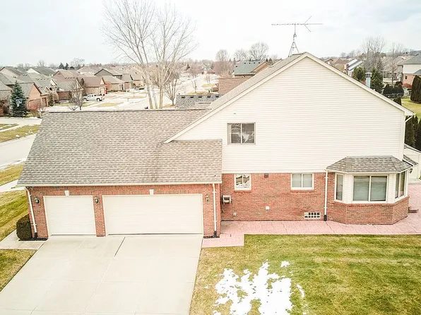 21307 Summerfield Dr, Macomb, MI 48044