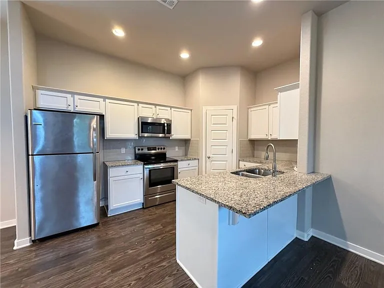 2359 W Houston St — Photo 6