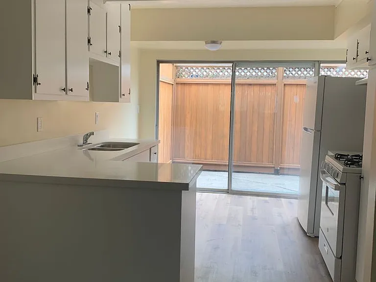 4040 Grandview Dr #10 — Photo 6