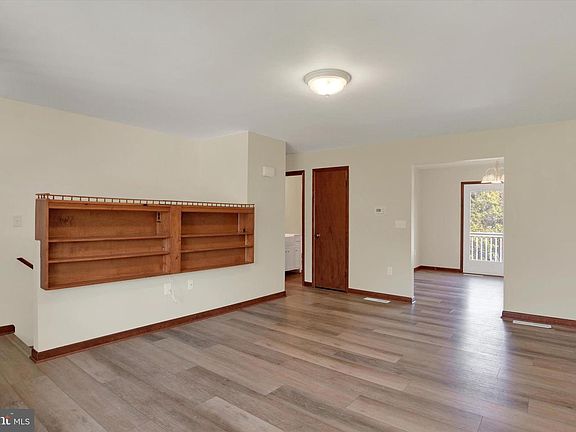 5th image of 320 Regent Rd