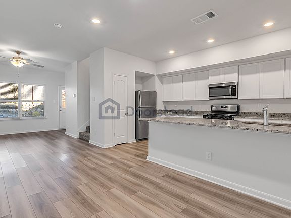 5th image of 318 Marsh Ln