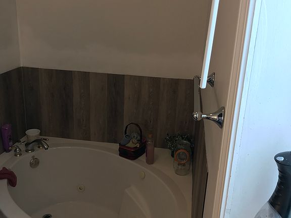 Jacuzzi tub in 2nd bath