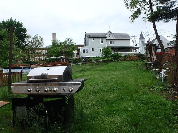 2nd image of 211 Scott St