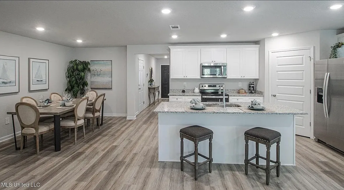 5 bed, 2100 sqft, $2,200 — Photo 4