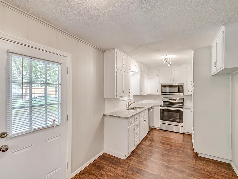 2833 Kingsbury Ave — Photo 9