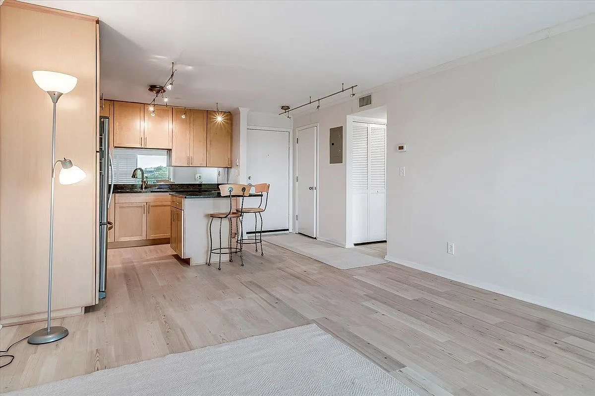 1 bed, 1.0 bath, 774 sqft, $1,595 — Photo 2