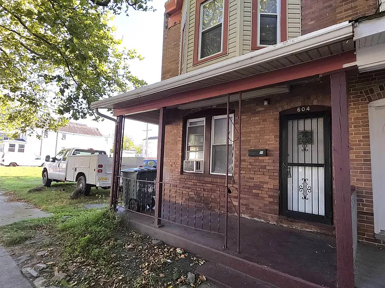 604 N Indiana Ave — Photo 2