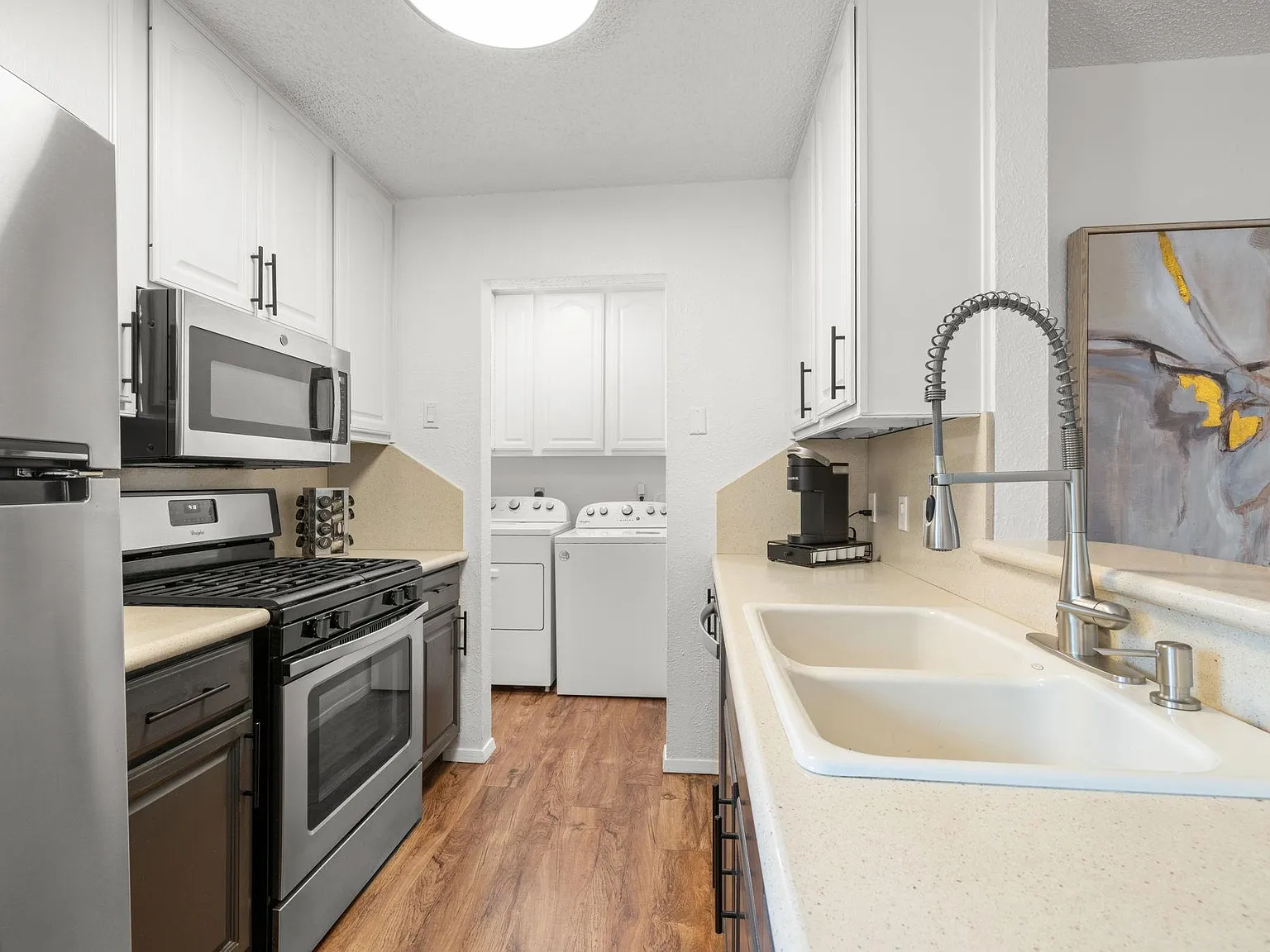 3 bed, 2.0 bath, 1040 sqft, $2,300 — Photo 4