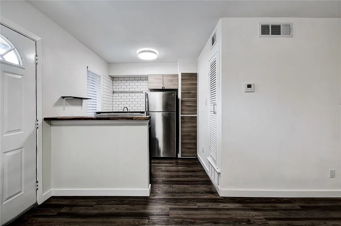 Studio, 1.0 bath, 380 sqft, $1,025 — Photo 3